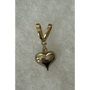 Lovely Vtg Gold Tone Puffy Heart Pendant. 3/4”